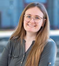 Robin Decker Headshot